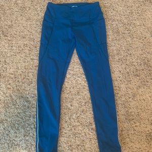Blue leggings with phone pockets on both sides